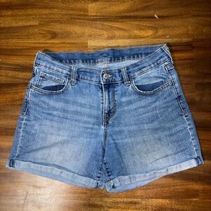Old Navy Boyfriend Denim Jean Shorts Mid Rise Size 6 Medium Wash w/ Rolled Hem